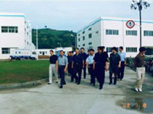 2003年7月国务院扶贫办主任吕飞杰到公司视察